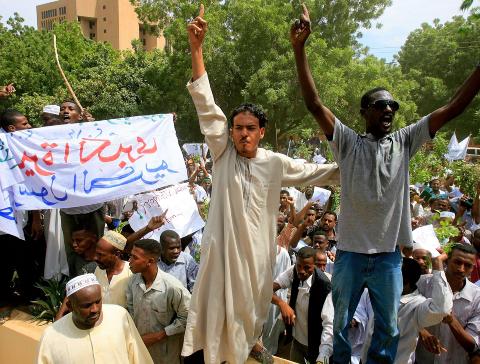 DEMONSTRERER: Vitner på stedet beregner at så mange som 10 000 personer kan ha møtt opp for å protestere i Khartoum i dag. Foto: ASHRAF SHAZLY / AFP PHOTO / NTB SCANPIX DEMONSTRERER: Vitner på stedet beregner at så mange som 10 000 personer kan ha møtt opp for å protestere i Khartoum i dag. Foto: ASHRAF SHAZLY / AFP PHOTO / NTB SCANPIX