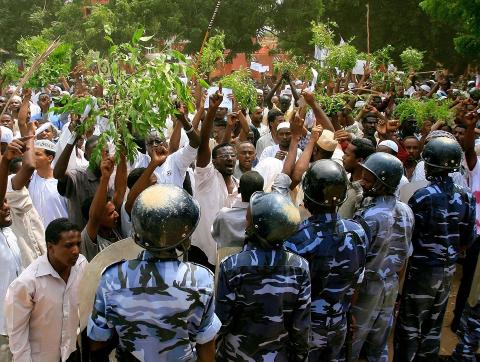 DEMONSTRERER: Vitner på stedet beregner at så mange som 10 000 personer kan ha møtt opp for å protestere i Khartoum i dag. Demonstrantene har stormet den tyske ambassaden, firt det tyske flagget og erstattet det med en islamsk fane. Foto: ASHRAF SHAZLY / AFP PHOTO / NTB SCANPIX DEMONSTRERER: Vitner på stedet beregner at så mange som 10 000 personer kan ha møtt opp for å protestere i Khartoum i dag. Demonstrantene har stormet den tyske ambassaden, firt det tyske flagget og erstattet det med en islamsk fane. Foto: ASHRAF SHAZLY / AFP PHOTO / NTB SCANPIX