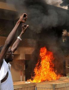 Demonstranter har stormet og satt fyr på den tyske ambassaden i Sudan