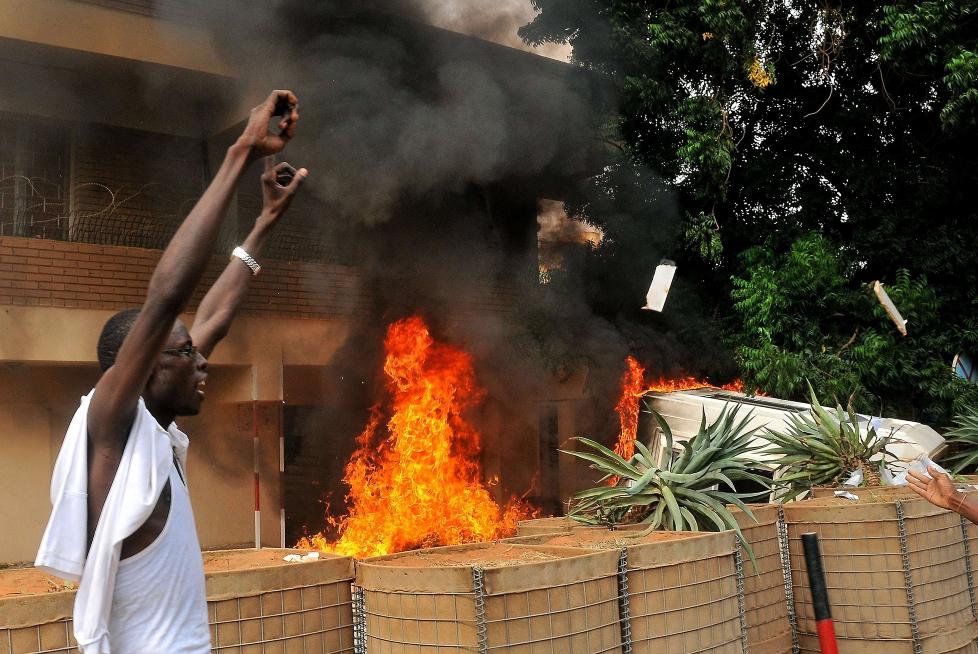 I BRANN: Rasende demonstranter har satt fyr p� den tyske ambassaden i sentrum av Sudans hovedstad Khartoum. Foto: ASHRAF SHAZLY / AFP PHOTO / NTB SCANPIX