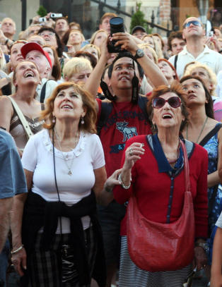 Hver time i 600 �r har det alle har ventet p� kommet fram fra to luker