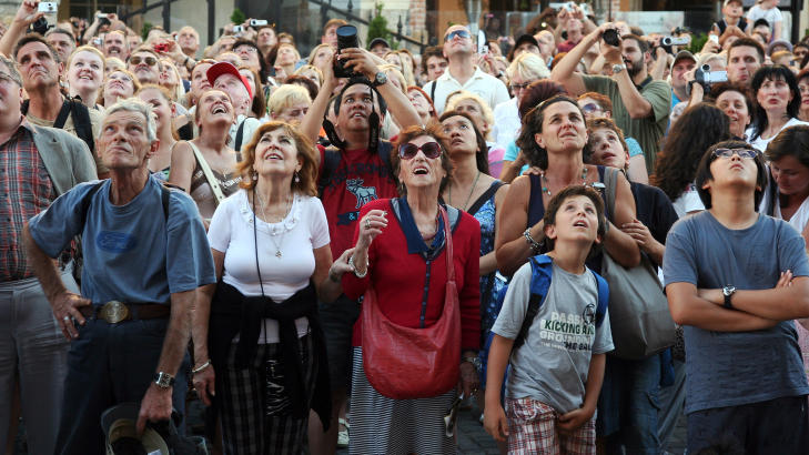 SE HVA SOM SKJER: Hver hele time tar store folkemengder oppstilling foran det eldgamle astronomiske uret p� r�dhusveggen. Alle vil se n�r skjelettet ringer i bjella og figurene med de 12 apostlene viser seg i vinduene. Foto: EIVIND PEDERSEN