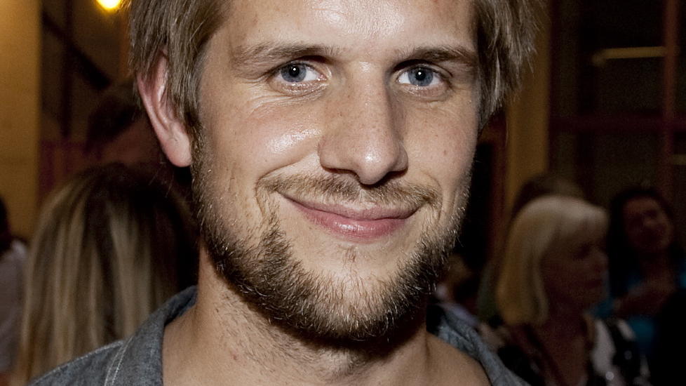 EN TENKENDE SOLDAT:  Aslak Nore bryter stadig ny mark. N� debuterer han som skj�nnlitter�r forfatter med noe s� sjeldent som en klok thriller, mener anmelderen. Foto: John T. Pedersen/Dagbladet