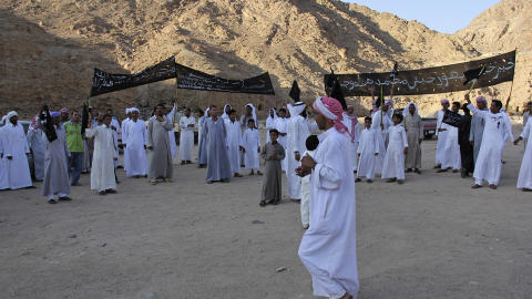 DEMONSTRASJON: Uroen i Sinai startet som en fredelig demonstrasjon. Foto: AP / Mohammed Sabry / NTB Scanpix DEMONSTRASJON: Uroen i Sinai startet som en fredelig demonstrasjon. Foto: AP / Mohammed Sabry / NTB Scanpix