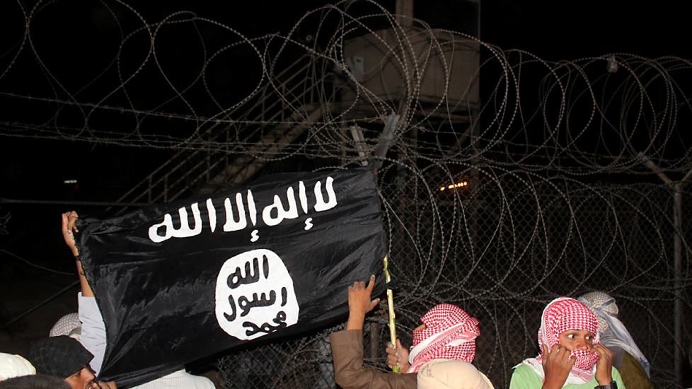 FORBANNET: Beduiner i Sinai protesterer mot Muhammed-filmen i dag. Her angriper beduiner en MFO-leir. Foto: AFP / NTB Scanpix