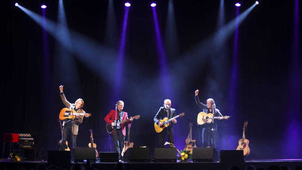 VARMT GJENSYN: Jan Eggum, �ystein Sunde, Halvdan Sivertsen og Lillebj�rn Nilsen er tilbake.  Foto: May B. Langhelle
