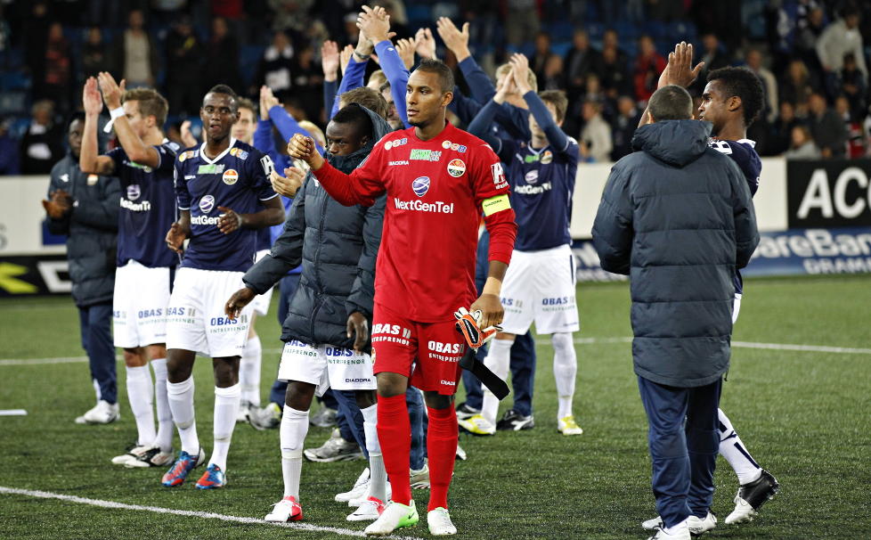 TAKKNEMLIG FOR ST�TTEN: Godset-keeper Adam Larsen Kwarasey (i r�dt) var veldig glad for mottakelsen han fikk av hjemmesupporterne etter en tung tid. Foto: Anette Karlsen / NTB Scanpix