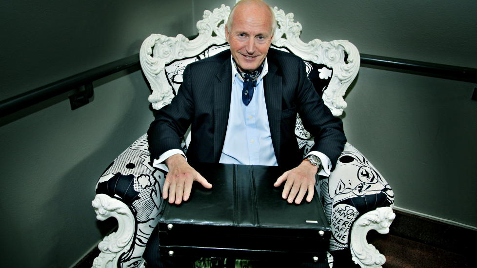 BLADDE OPP:  Investor Christian Ringnes kj�pte Arbins gate 1, som huser Ibsenmuseet, i h�st. N� har han planer om � bygge en teaterscene i bakg�rden.  Foto: Jacques Hvistendahl / Dagbladet