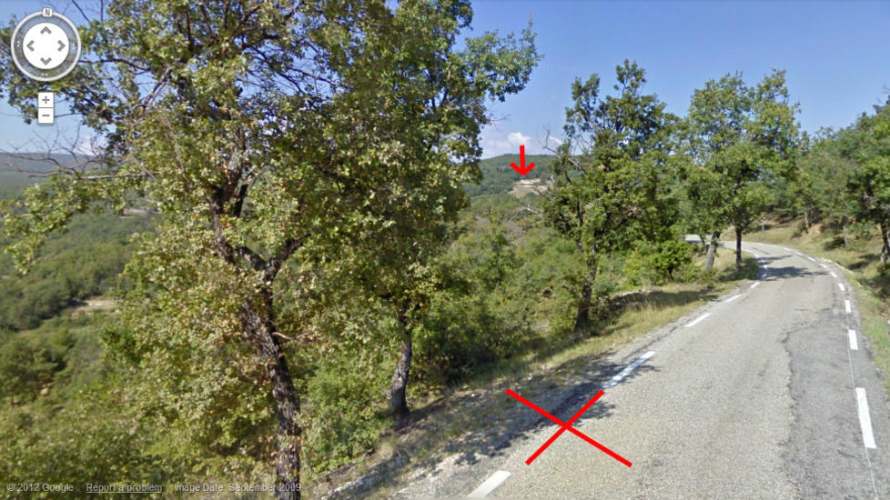 NESTEN EN KILOMETER: Paparazzi-fotografen som tok toppl�sbildene av Kate sto omtrent der det nederste krysset er merket av. Slottet der Kate kastet bikinitoppen er ved den r�de pila. Foto: Google Maps