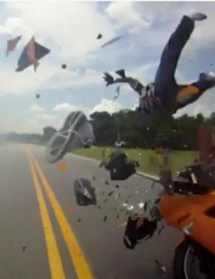 Her gj�r motorsyklisten absolutt alt galt