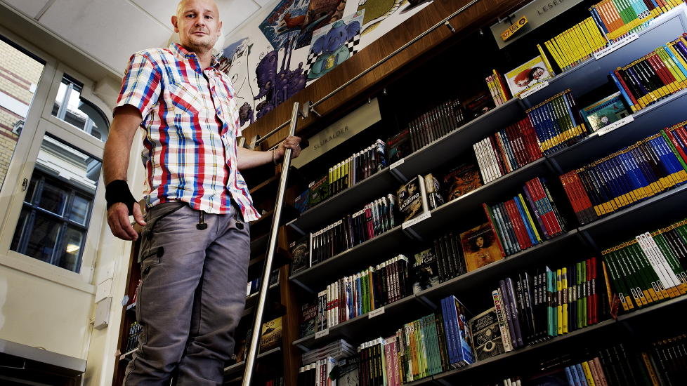 UMISKJENNELIG LOESK: V�r anmelder synes Erlend Loes nye bok er for kort, at prosjektet er for ullent til � v�re slagkraftig, men at han tidvis m� knegge av den umiskjennelige Loe-stilen uansett. Foto: �istein Norum Monsen / Dagbladet