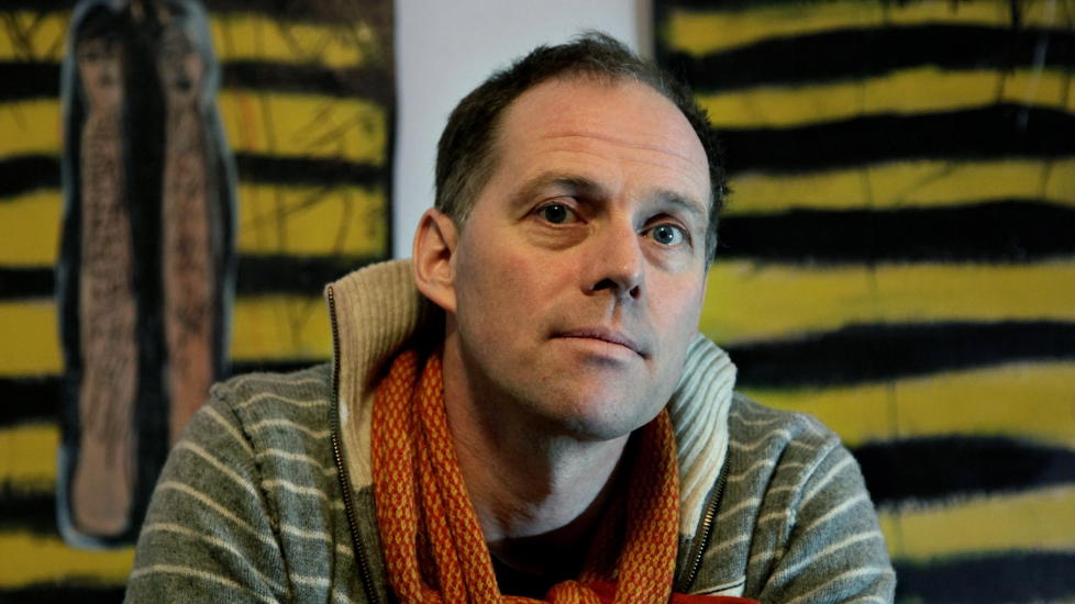 I-LANDSPROBLEM: Gulliksen blir veldig opptatt av hvordan han oppfattes og bruker for eksempel lang tid p� � finne ut hva han skal ha p� seg for � gi riktig f�rsteinntrykk. Et st�rre i-landsproblem i m�te med et jegersamfunn kan vel knapt tenkes. Foto: Geir B�lstad / Dagbladet.