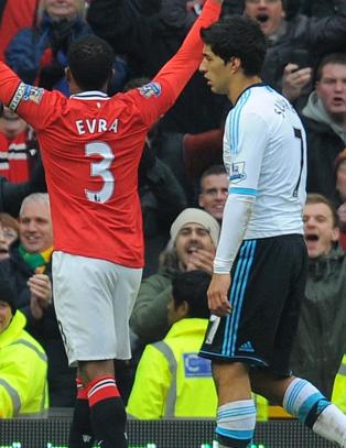 Suarez kan tvinges til � ta Evra i h�nda