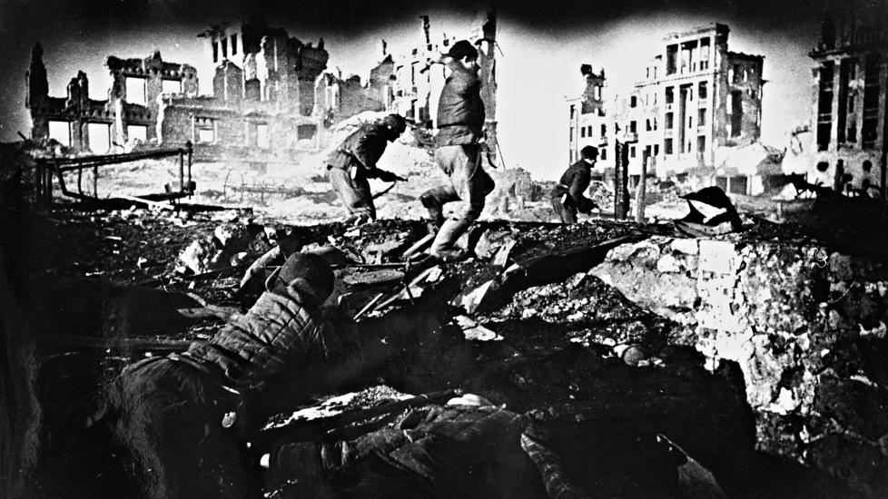 STERK HISTORIE: Etter atskillige enkeltb�ker med andre verdenskrig som tema, har den britiske historikeren Antony Beevor skrevet en �helaftens� historiebok om krigens skjebner og krigens pris. Her er russiske styrker p� offensiven i det brutale og viktige slaget om Stalingrad i 1942. Foto: APN / NTB SCANPIX