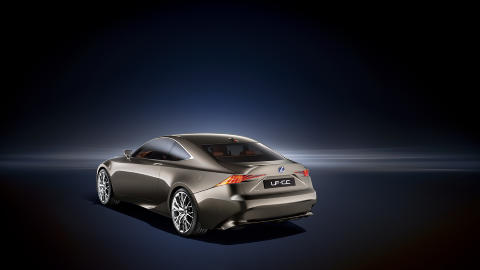 COUP�: Den nye mellomklasse-Lexusen skal yte over 200 HK n�r bensinmotor og elmotor sl�s sammen.