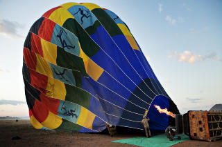 FYRER OPP: Ballongen m� fylles med varm luft f�r den kan reises opp. Foto: ELIN HANSSON