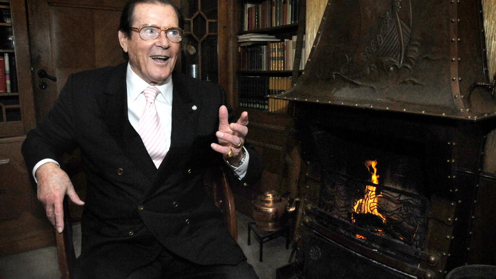 HYGGELIG MED PEIS:  Skuespillerlegenden Roger Moore vet � sjarmere damene. Arkivfoto: �istein Norum Monsen/ Dagbladet