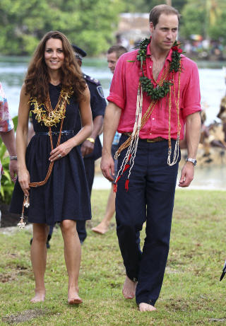 HOLDER MASKA: William og Kate gj�r alt for at Asie-turen deres skal fortsette som planlagt. Foto: Rick Rycroft / AP / NTB Scanpix
