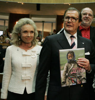 ALLE GODE TING ER FIRE:  Skuespiller Roger Moore og kona Kristina Thostrup giftet seg i 2002. Foto: Lilli Strauss
