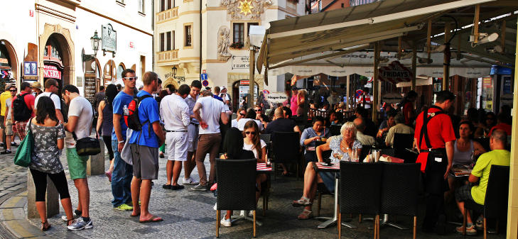 GATEKOS: Det er aldri langt til neste uterestaurant i Praha. Byen kjennetegnes av god mat og ikke minst; godt �l. Foto: EIVIND PEDERSEN