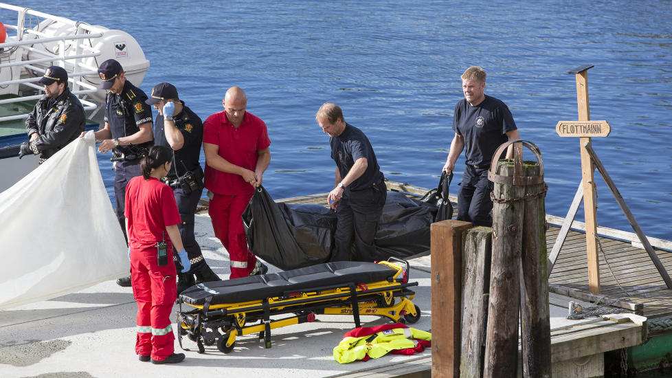 OBDUSERES I MORGEN: Dykkere fant i dag en d�d person i kanalen ved Ravnkloa i Trondheim. Personen er forel�pig ikke identifisert, men vil bli obdusert i morgen, tirsdag.  Foto: Ole Morten Melg�rd
