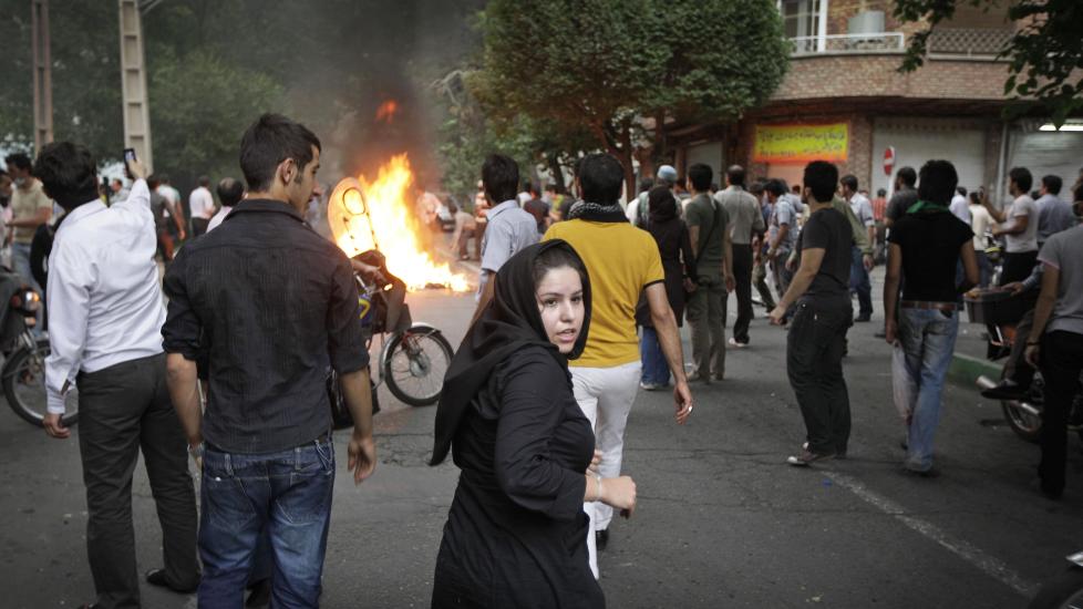  Nu �r det vel revolution p� g�ng? Nielsen og Rasmussen reiser til Iran som agenter for � starte en revolusjon. (AP Photo/Ben Curtis)