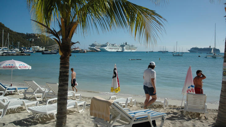 STRANDLIV: N�r cruiseskipene legger til kai, som her i St. Maarten i Karibia, er veien kort til n�rmeste strand. Foto: EIVIND PEDERSEN