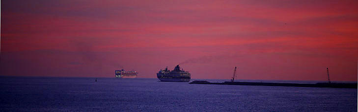 ETTERTRAKTET: Mot kvelden legger cruiseskipene ut p� nattseilas, slik at passasjerene kan v�kne neste morgen i en ny havn - eller underveis ute i rom sj�. Foto: EIVIND PEDERSEN