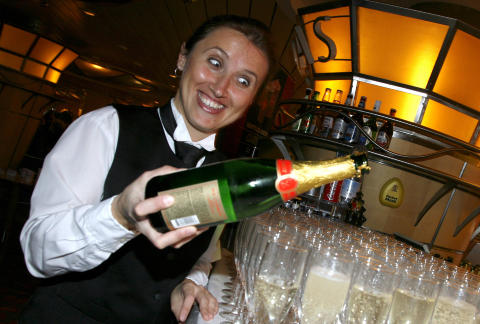 BOBLER: N�r tusenvis av cruisegjester skal serveres champagne, er det alltid en stor jobb for servit�rene � klargj�re alle glassene. Foto: EIVIND PEDERSEN