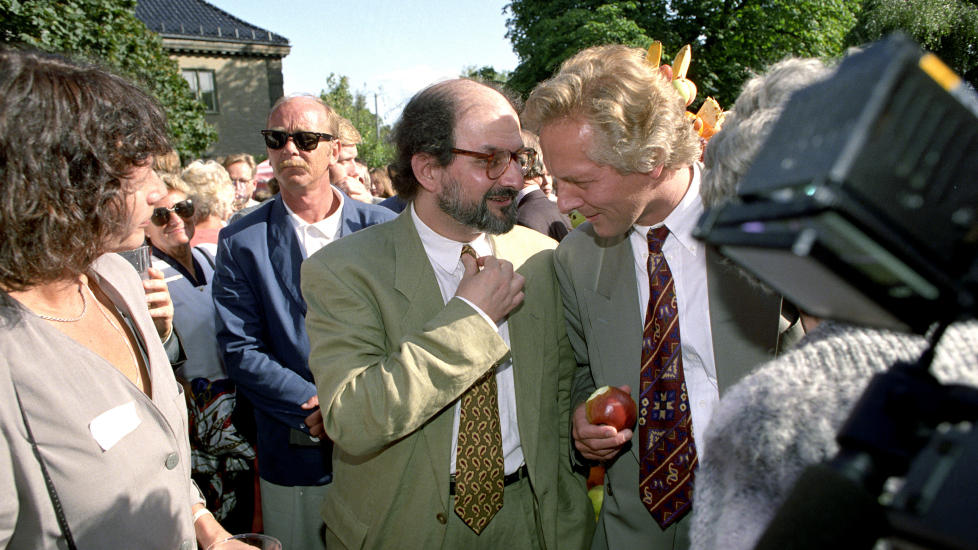 P� HAGEFEST: Salman Rushdie og forlegger William Nygaard p� Aschehougs hagefest i 1992. �ret etter ble Nygaard skutt og livsfarlig skadet utenfor sitt hjem i Oslo. Foto: Morten Holm / NTB Scanpix