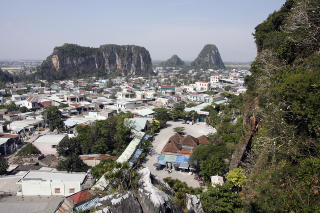FIRE FJELLTOPPER: Marble Mountains best�r av fire fjelltopper og ligger 20 minutter med bil utenfor Da Nang. Foto: TORMOD BRENNA