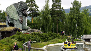 HUNDERFOSSEN: Bes�k kjente attraksjoner som Ivo Caprinos eventyrgrotte, Eventyrslottet og Trollfallet. Foto: ODD ROAR LANGE