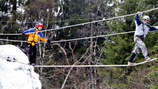 VOSS: B�de stor og sm� kan teste seg selv og pr�ve kontrollert balanse h�yt over bakken i h�ydel�ypa voss.  Foto: Ole C.H. Thomassen