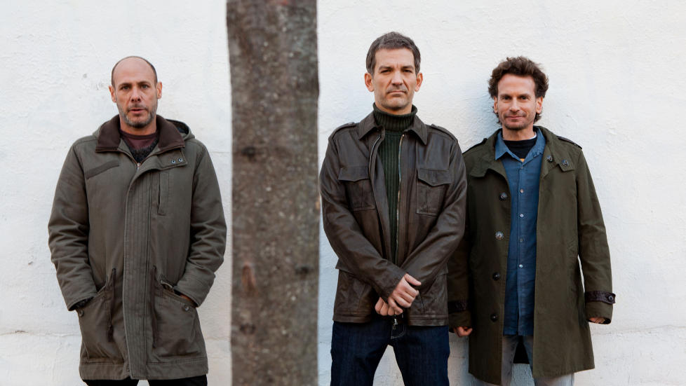 COVRER:Jeff Ballard (tv), Brad Mehldau og Larry Grenadier spiller Jimi Hendrix, Sonny Rollins, Chico Buarque, Nick Drake, Sufjan Stevens o.a. p� sitt nye album.