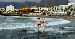 TENERIFE: Los Cristianos er en roligere del av ferie�ya enn Playa de las Americas. Du finner fine strender begge steder. Foto: JOHN TERJE PEDERSEN