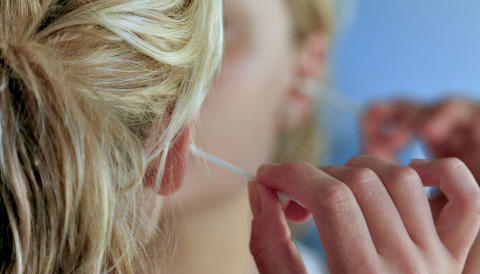NEI, NEI, NEI! Dette er ikke riktig, og det er ikke hygienisk. Forsøker du å rense øregangene med q-tips, ender du mest sannsynlig med tette øreganger, ikke rene øreganger. Øret er laget slik at voksen kommer ut av seg selv, med mindre du dytter den tilbake inn i øretgangen med en bomullspinne. Det er trygt å fjerne ørevoksen med en klut når den kommer ut i ytterøret. Illustrasjonsfoto: Colourbox.com NEI, NEI, NEI! Dette er ikke riktig, og det er ikke hygienisk. Forsøker du å rense øregangene med q-tips, ender du mest sannsynlig med tette øreganger, ikke rene øreganger. Øret er laget slik at voksen kommer ut av seg selv, med mindre du dytter den tilbake inn i øretgangen med en bomullspinne. Det er trygt å fjerne ørevoksen med en klut når den kommer ut i ytterøret. Illustrasjonsfoto: Colourbox.com