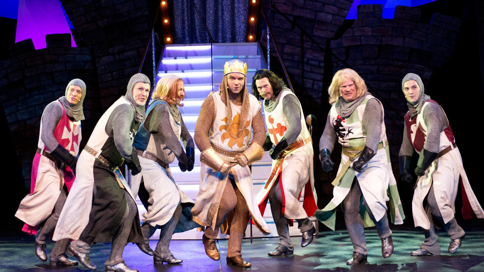 RIDDERNE: Kong Arthur (Atle Antonsen, midten) og hans riddere er en elskelig gjeng, som s�rger for at �Spamalot� holder kvaliteten. Foto: May B. Langhelle