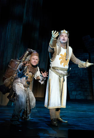 NY I NORGE. Kim Sulocki, som Kong Arthurs hest og tjener Patsy, er et godt valg som komisk sidekick for Atle Antonsen. Foto: May B. Langhelle