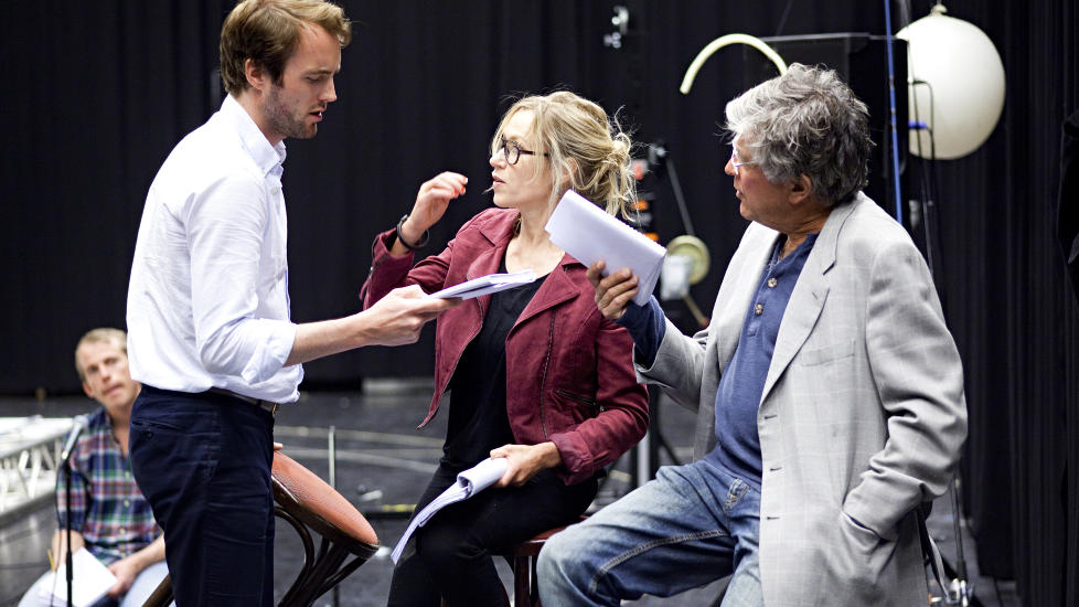 �VING: Hva skjer n�r Ibsen f�r selskap av Kafka, Derrida, popkultur og middelalderdiktning? sp�r Nationaltheateret p� sine nettsider. Det �delegger hele stykket, svarer Christopher S. Harper. Foto: Marte Garmann / Nationaltheateret