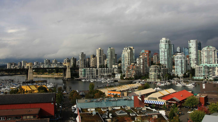 GRANVILLE ISLAND: Den lille halv�ya Granville Island ligger under Granville bridge, og blir kalt �peoples place�. Med utsikt til Downtown Vancouver, f�r den bes�kt av mer enn 10 millioner mennesker hvert �r. Foto: PETTER L�KEN