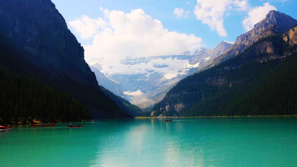 LAKE LOUISE: Innsj�en med det bl�gr�nne vannet ligger i nasjonalparken Banff, kun et par timers kj�ring fra Calgary i Canada. Her kan du overnatte, g� dagstur opp til en av toppene, eller padle p� den idylliske innsj�en. Foto: PETTER L�KEN