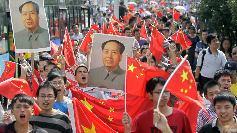 MAO I DAG: Kinesiske demonstranter p�kaller Maos kraft i sine protester mot Japan. De kjenner en sminket versjon av fortida. Foto: Reuters / ANT Scanpix
