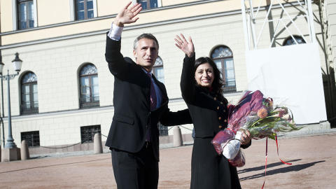 PÅ SLOTTSPLASSEN: Statsminister Jens Stoltenberg sammen med den nye kulturministeren Hadia Tajik foran slottet fredag. Foto: Melisa Fajkovic / Dagbladet PÅ SLOTTSPLASSEN: Statsminister Jens Stoltenberg sammen med den nye kulturministeren Hadia Tajik foran slottet fredag. Foto: Melisa Fajkovic / Dagbladet