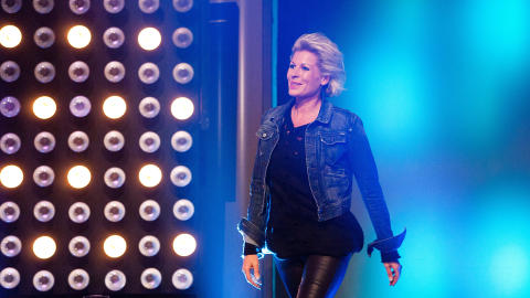 HUMORDRONNING: Anne-Kat H�rland er kjent for sine spydigheter, og lever etter oppskriften at om hun gj�r like mye narr av seg selv som hun gj�r av andre, er folk n�dt til � le. Foto: Stella Pictures