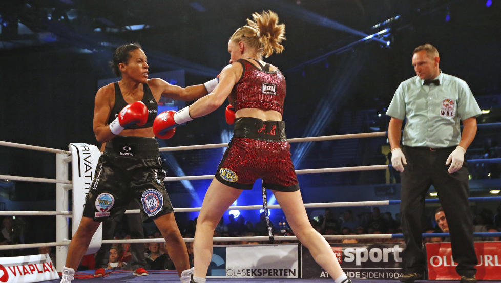 VERDENS BESTE: Ekspertene er enige: Cecilia Br�khus er verdens beste kvinnelige bokser etter seieren over Anne Sophie Mathis i l�rdagens bokstevne i Frederikshavn.
Foto: Terje Bendiksby / NTB scanpix