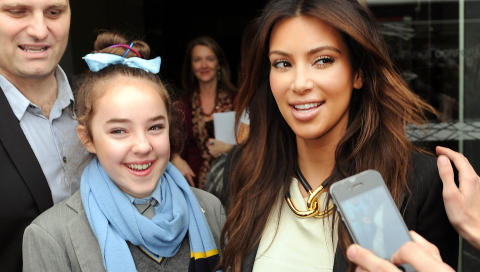 BLE KJENT: Kim Kardashian og resten av familien er blitt superstjerner ved � slippe kameraene tett inn p� seg i realityserien �Keeping up with the Kardashians�. Foto: Mal Fairclough/ AP / NTB scanpix  h