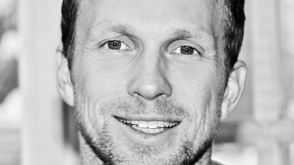 DEBUTANT: En taxisj�f�r som blir statsminister. Roboter med talefeil. Barn som stjeles av kjempefluer. I reklamemann og debutant Lars Joachims Grimstads debutroman kan alt skje. Foto: Aschehoug