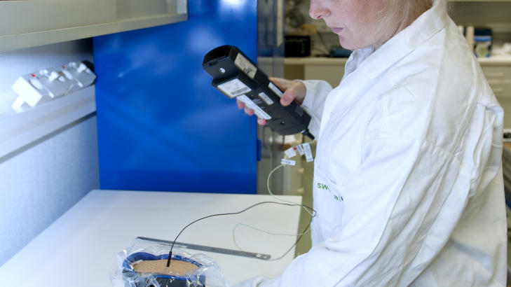 TESTER: Svenske Testfakta har laboratorietestet vinterstøvler for barn før sesongen nå tar til. Alle produsentene sier at om en støvel er lovet å være vanntett, og den ikke er det, kan du få den byttet eller få pengene tilbake. Foto: Anna Sigge/Testfakta/Forbrukerrådet TESTER: Svenske Testfakta har laboratorietestet vinterstøvler for barn før sesongen nå tar til. Alle produsentene sier at om en støvel er lovet å være vanntett, og den ikke er det, kan du få den byttet eller få pengene tilbake. Foto: Anna Sigge/Testfakta/Forbrukerrådet