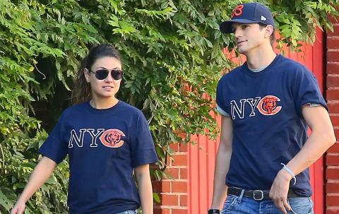 MATCHER:Under en Chicago Bears-kampen i helga gikk Kutcher og Kunis i matchende supporter-skjorter. Foto: Stella pictures