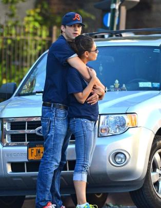 Ashton Kutcher og Mila Kunis holder liv i romanseryktene